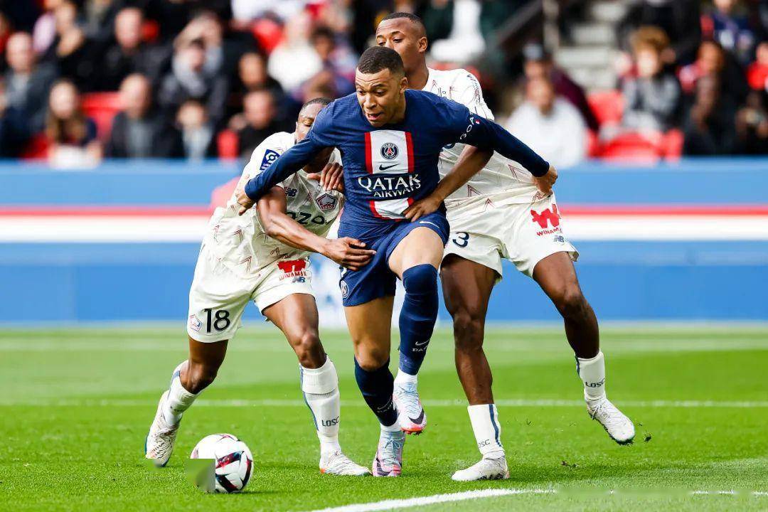 阿赫利奥马尔以惊人表现领跑法甲(利雅得希拉尔vs迪拜阿赫利沙巴布)